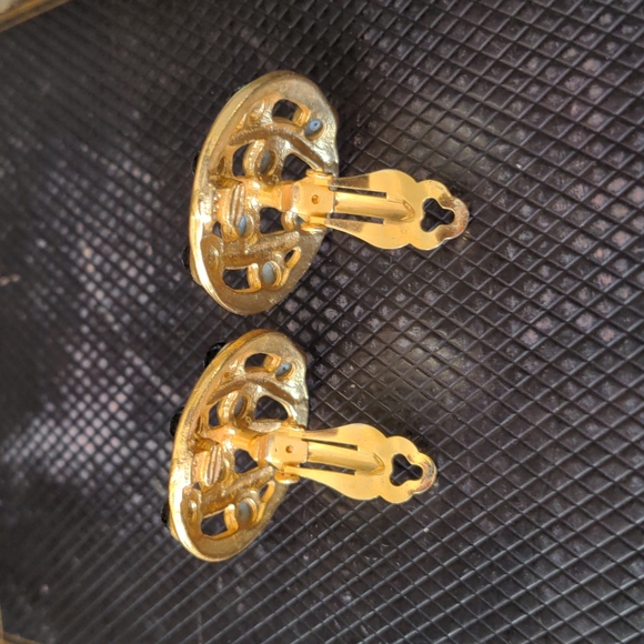🌞🌞VINTAGE CLIP ON EARRINGS  gold tone and black - Picture 4 of 5